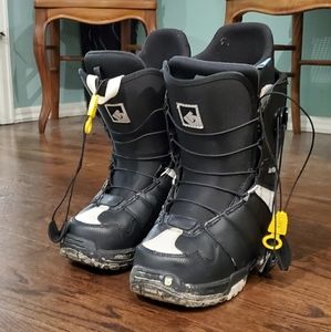 Snowboarding boots
